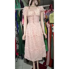 Đầm thô họa tiết hoa nhí, cổ vuông phối ren Có sẵn mút ngực Size S, eo dưới 70cm Giá 290k, người ta đang bán gần 4xx