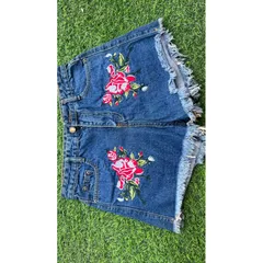 Quần short jean thêu hoa size S, M mặc vừa Giá 120k Hàng coa sẵn giao ngay
