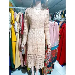 Đầm ren màu cam sữa dáng dài Hàng có sẵn giao ngay Size SM, eo dưới 72 cm mặc đẹp Giá 290k Đúp lót 2 lớp, chất liệu ren
