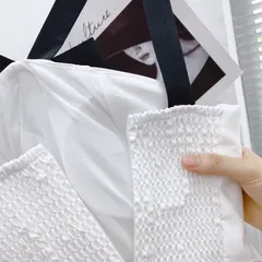 ĐẦM MIDI TRẮNG DÂY VIỀN ĐEN CỔ YẾM CHÉO TAG HOA NGỰC 🤍 Nhìn chiếc đầm xinh xĩu, cực kì xịn xò