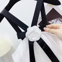 ĐẦM MIDI TRẮNG DÂY VIỀN ĐEN CỔ YẾM CHÉO TAG HOA NGỰC 🤍 Nhìn chiếc đầm xinh xĩu, cực kì xịn xò