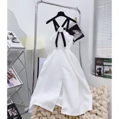 ĐẦM MIDI TRẮNG DÂY VIỀN ĐEN CỔ YẾM CHÉO TAG HOA NGỰC 🤍 Nhìn chiếc đầm xinh xĩu, cực kì xịn xò