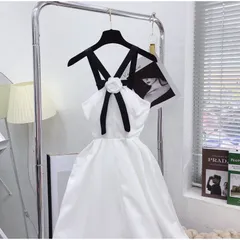 ĐẦM MIDI TRẮNG DÂY VIỀN ĐEN CỔ YẾM CHÉO TAG HOA NGỰC 🤍 Nhìn chiếc đầm xinh xĩu, cực kì xịn xò