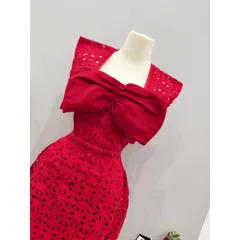 Chạy đâu cho khỏi mưa rào Chạy đâu cho khỏi sa vào tim em Đầm ren đỏ nơ ngực  độc đáo mới lạ - đầy hiện đại