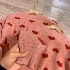 Áo len lông thỏ mềm mịn hình môi siêu yêu ạ, chất sờ mướt lắm nhé. Hàng loại 1 lên phom chuẩn, dày dặn, dễ kết hợp