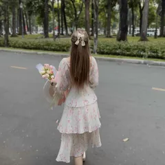 ĐẦM MIDI HOA CỔ VUÔNG DẬP LY 3 TẦNG✨✨ Up nhẹ nhàg 1 chiết thả thính nà hot rần rần đây ạ 😝⛈ Càng mặc lại càng xinh