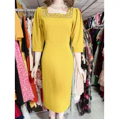 Đầm dáng dài cổ vuông kết hạt bằng tay tỉ mỉ, tay bồng, màu vàng Hàng có sẵn giao ngay L Đủ size SMLXL, eo dưới 80 cm