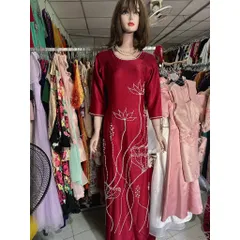 Áo dài mẹ kết hoa sen(màu đỏ đô) Hàng có sẵn giao ngay XL2XL Chất liệu lụa vân gỗ cao cấp Eo dưới 90 cm mặc đẹp