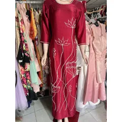 Áo dài mẹ kết hoa sen(màu đỏ đô) Hàng có sẵn giao ngay XL2XL Chất liệu lụa vân gỗ cao cấp Eo dưới 90 cm mặc đẹp