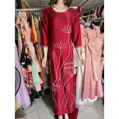Áo dài mẹ kết hoa sen(màu đỏ đô) Hàng có sẵn giao ngay XL2XL Chất liệu lụa vân gỗ cao cấp Eo dưới 90 cm mặc đẹp