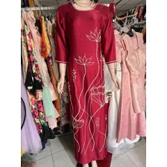 Áo dài mẹ kết hoa sen(màu đỏ đô) Hàng có sẵn giao ngay XL2XL Chất liệu lụa vân gỗ cao cấp Eo dưới 90 cm mặc đẹp