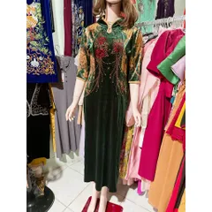 Đầm nhung cổ sườn xám đính đá cao cấp màu đỏ đô + xanh lá Hàng có sẵn giao ngay Chất nhung co giãn dễ mặc Giá 420k
