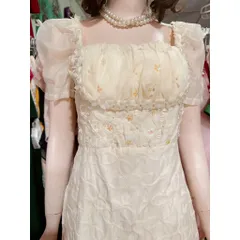 Đầm ren nổi đính kết thủ công tỉ mỉ , có sẵn mút ngực  Hàng có sẵn giao ngay  Giá 399k Size SM Đúp lót 2 lớp Màu kem
