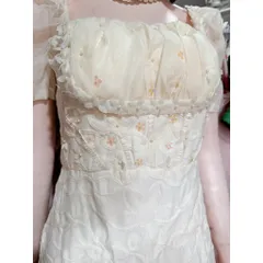 Đầm ren nổi đính kết thủ công tỉ mỉ , có sẵn mút ngực  Hàng có sẵn giao ngay  Giá 399k Size SM Đúp lót 2 lớp Màu kem