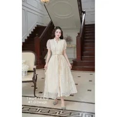 Đầm ren màu đen và trắng kem