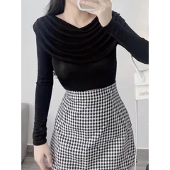 Áo cổ đổ màu đen và đỏ