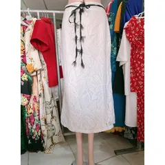 Chân váy ren dáng dài Màu trắng, đúp lót 2 lớp Hàng có sẵn giao ngay Eo có bo chun phía sau co giãn dễ mặc Giá 220k