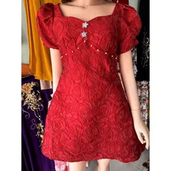 Đầm gấm hoa hồng nổi đính ngọc  siêu đẹp Hàng coa sẵn giao ngay L Giá 290k Chất liệu gấm hoa hồng , không nhăng Màu đỏ