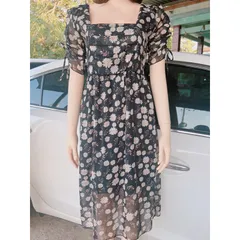 Đầm hoa màu đen  Phía sau có bo chun dễ mặc Giá 290k Chất liệu voan 2 lớp Tay có dây rút