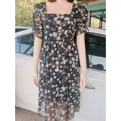 Đầm hoa màu đen  Phía sau có bo chun dễ mặc Giá 290k Chất liệu voan 2 lớp Tay có dây rút