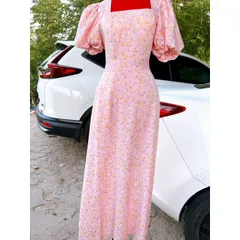 Đầm hoa nhí màu hồng Giá 290k Hàng có sẵn giao ngay Phía sau có bo chun co giãn