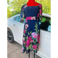Đầm hoa phía sau có bo chun dễ chịu Giá 290k Có dây buộc eo lại Hàng có sẵn giao ngay