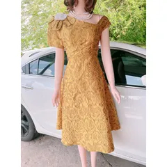 Đầm Gấm  Hoa nổi kèm hoa cài Giá 350k Màu vàng Hàng có sẵn giao ngay
