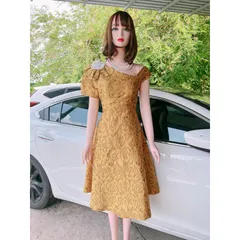 Đầm Gấm  Hoa nổi kèm hoa cài Giá 350k Màu vàng Hàng có sẵn giao ngay