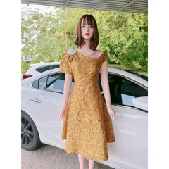 Đầm Gấm  Hoa nổi kèm hoa cài Giá 350k Màu vàng Hàng có sẵn giao ngay