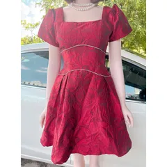 VÁY GẤM ĐỎ VIỀN TRẮNG, có sẵn mút ngực, hàng xịn, đúp lót 2 lớp Giá 350k Hàng coa sẵn giao ngay Chất liệu tapta xịn