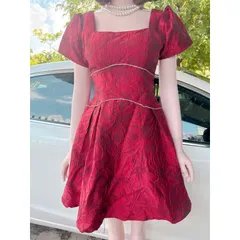 VÁY GẤM ĐỎ VIỀN TRẮNG, có sẵn mút ngực, hàng xịn, đúp lót 2 lớp Giá 350k Hàng coa sẵn giao ngay Chất liệu tapta xịn