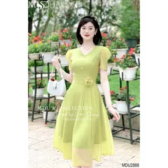 Đầm màu nâu tây đính nơ, có sẵn màu nâu Tây , lưng eo bo chun co giãn dễ mặc  Chất liệu voan tơ 2 lớp ,có sẵn mút ngực