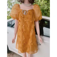 Trở thành nàng thơ thu hút mọi ánh nhìn với chiếc váy tơ đính hoa mềm mại thướt tha. Váy màu vàng nổi bật tôn da,l