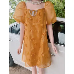 Trở thành nàng thơ thu hút mọi ánh nhìn với chiếc váy tơ đính hoa mềm mại thướt tha. Váy màu vàng nổi bật tôn da,l