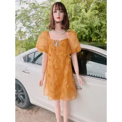 Trở thành nàng thơ thu hút mọi ánh nhìn với chiếc váy tơ đính hoa mềm mại thướt tha. Váy màu vàng nổi bật tôn da,l