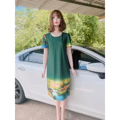 Đầm suông trung niên hình phong cảnh chất liệu vải lụa thượng uyển mềm mịn mát sang chảnh ,che khuyết điểm bụng