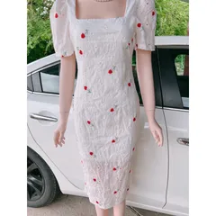 Đầm Midi Dáng Dài Tone Trắng Mix Hoa Đỏ Cổ Vuông Tone Trắng Tinh Khôi Style Sang Trọng, Tiểu Thư Nhẹ Nhàng Giá 290k