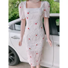 Đầm Midi Dáng Dài Tone Trắng Mix Hoa Đỏ Cổ Vuông Tone Trắng Tinh Khôi Style Sang Trọng, Tiểu Thư Nhẹ Nhàng Giá 290k