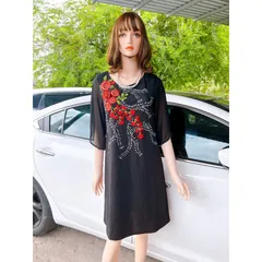 Đầm đen đính đá thêu hoa Chất vải :  xịn co giãn tốt Hàng có sẵn Ảnh shop tự chụp,  hàng đẹp, chất lượng Giá 290k
