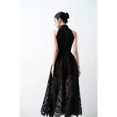Váy thiết kế ren yếm cổ lọ midi xoè sẻ tà màu đen sang trọng, quyến rũ Giá 290k Chất liệu ren Màu đen