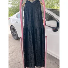 Váy thiết kế ren yếm cổ lọ midi xoè sẻ tà màu đen sang trọng, quyến rũ Giá 290k Chất liệu ren Màu đen