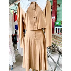 Set áo crop nút bọc cổ nhọn viền ren + chân váy midi dập li  Màu sắc cổ điển, kiểu dáng thích hợp cho thời tiết se se l