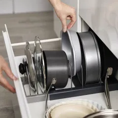 Kệ Để Vung Nồi Chảo Đa Năng NGHIỆN NHÀ, Giá Để Xoong Nồi Thớt Chia Ngăn Co Giãn Rút Gọn Tiện Lợi (Inox Chống Gỉ)