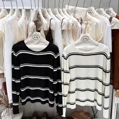 Áo len mongtoghi cổ tròn dài tay kẻ ngang khuy lưng dành cho nữ
