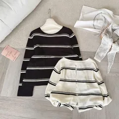 Áo len mongtoghi cổ tròn dài tay kẻ ngang khuy lưng dành cho nữ