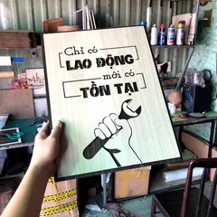 Tranh gỗ 3D cắt lớp – Chỉ có lao động mới có tồn tại “Chỉ có lao động mới có tồn tại” là thông điệp mạnh mẽ và thực tế,