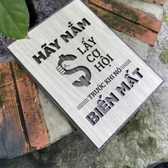 Tranh gỗ 3D cắt lớp – Hãy nắm lấy cơ hội trước khi nó biến mất,là lời nhắc nhở mạnh mẽ về sự chủ động và quyết đoán