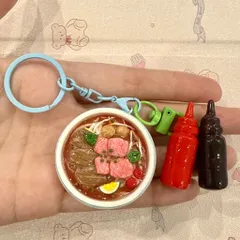 Móc khoá Phở bò đính kèm charm Tương ớt và Tương đen - Vietnamese Food