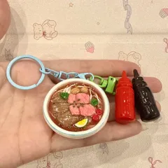 Móc khoá Phở bò đính kèm charm Tương ớt và Tương đen - Vietnamese Food