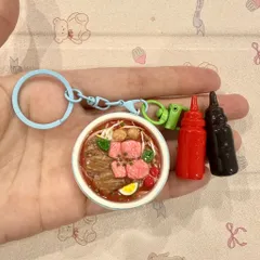 Móc khoá Phở bò đính kèm charm Tương ớt và Tương đen - Vietnamese Food